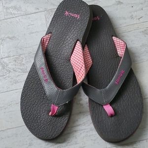 Sanuk yoga slippers